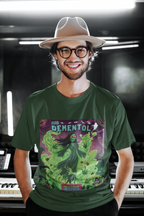  Ein charismatischer Mann mit Hut und Brille präsentiert das waldgrüne  Dementhol T-Shirt mit einem strahlenden Lächeln. Sein freundlicher und zugänglicher Look steht im humorvollen Widerspruch zum schaurigen Geister-Motiv auf dem Shirt. Diese limitierte Auflage von "Temple of Green Elixir" und "Illuminati Lost Seeds" beweist, dass auch die dunkle Seite ihren Charme haben kann.﻿