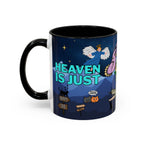 Eine zweifarbige  „Heaven is just one joint away“ Keramiktasse, Temple of Green Elixir (weiß/schwarz) mit einem detailreichen Cartoon-Druck. Das Design stellt eine humorvolle Vision des Jenseits dar, mit Engeln, Katzen-Freunden ('Friends Forever'), einer mystischen lila Hand, die einen Joint hält, und Wegweisern, die die Richtungen 'Happy/Sad' und 'Heaven/Hell' anzeigen. Der Hauptslogan lautet 'HEAVEN IS JUST'.﻿