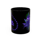 Eine komplett schwarze Soul sucker Tasse, Temple of Green Elixir mit einem auffälligen lila-grünen Design. Auf der Tasse ist eine mystische, geisterhafte Kreatur aus lila Rauch abgebildet, die einen Joint raucht und von einer grünen Aura umgeben ist. Die Rückseite zeigt einen Teil eines Herzens, das aus Cannabis-Blättern geformt ist.﻿