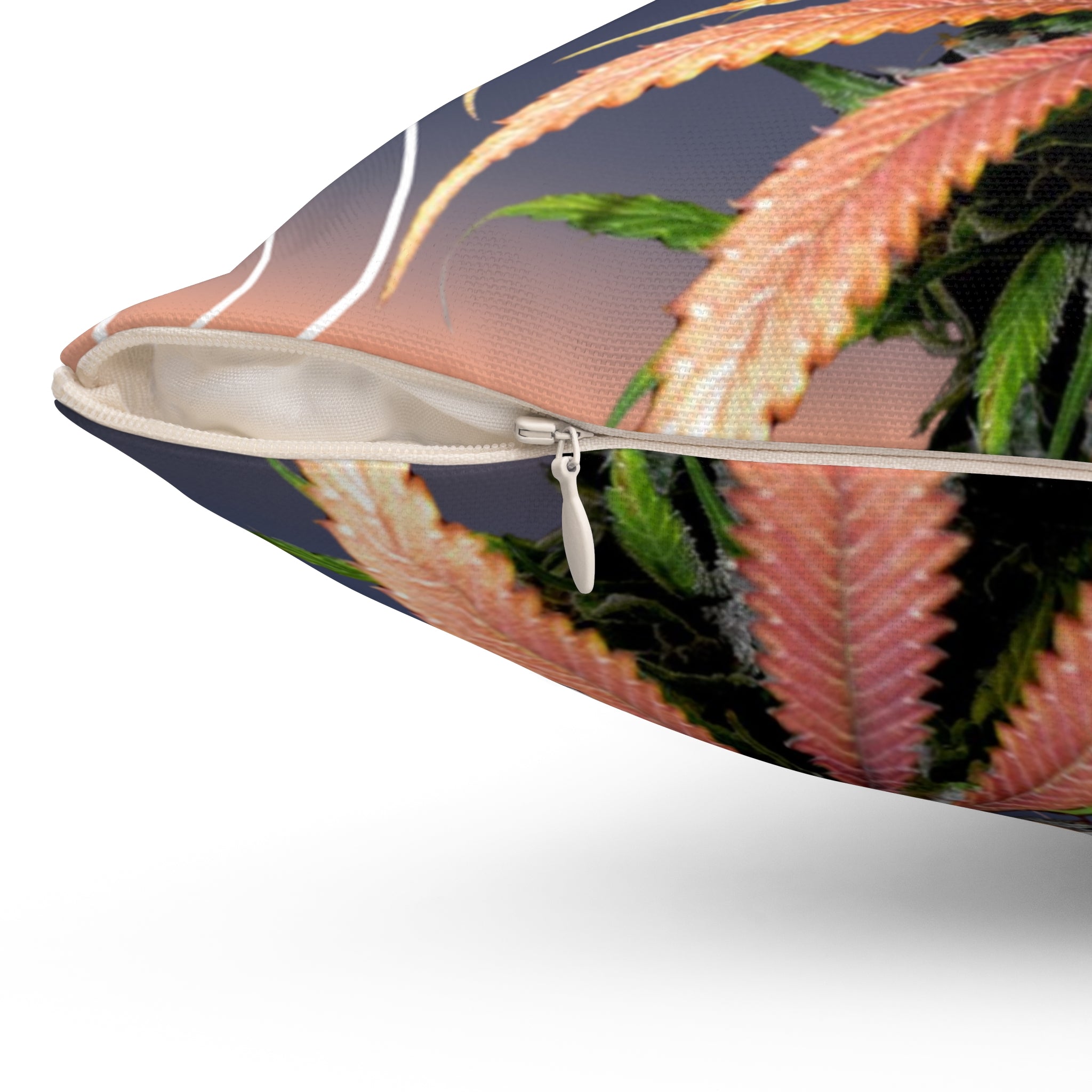 Nahaufnahme eines Good Night Cannabis Zierkissens - Temple of Green Elixir , die den dezent integrierten, verdeckten Reißverschluss zeigt. Der cremefarbene Reißverschluss ist kaum sichtbar in die Naht des Kissenbezugs eingearbeitet, was eine einfache Entnahme der Füllung zur Reinigung ermöglicht, ohne das Design zu stören.﻿