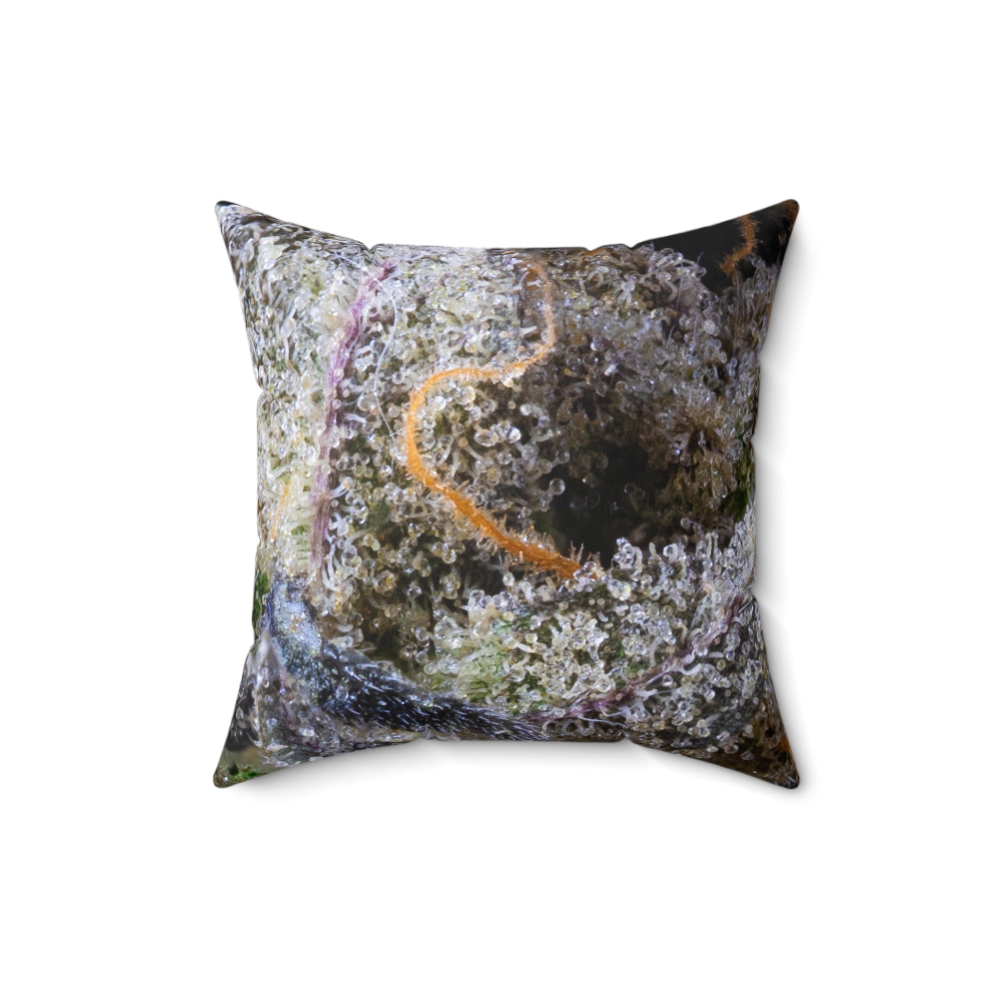 Ein quadratisches Good Night Trichome Cannabis Zierkissen - Temple of Green Elixir mit einem beeindruckenden Makro-Foto einer Cannabis-Blüte. Das Bild zeigt die feinen, mit glitzernden Trichomen bedeckten Blütenkelche und die leuchtend orangefarbenen Stempel (Pistillen) in extremer Nahaufnahme.﻿