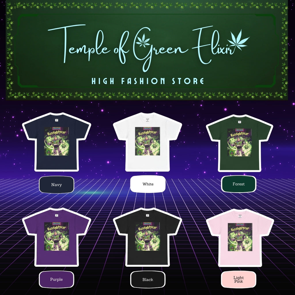 Eine Produktübersicht des "Hazelightyear" T-Shirts, präsentiert vom "Temple of Green Elixir High Fashion Store". Das Bild zeigt das T-Shirt in sechs verschiedenen Farben: Navy (Dunkelblau), White (Weiß), Forest (Waldgrün), Purple (Lila), Black (Schwarz) und Light Pink (Hellrosa). Der Hintergrund ist im 80er-Jahre-Retrostil mit einem digitalen Gitter und Sternen gestaltet.