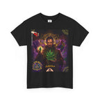Ein schwarzes Baumwoll-T-Shirt mit einem mystischen und kraftvollen Aufdruck. Das Design "Auto John Dee" zeigt eine Figur, die an einen Zauberer oder Alchemisten erinnert und eine leuchtende Cannabis-Pflanze in den Händen hält. Umgeben von magischen Symbolen und Tarotkarten, ist dieses Shirt eine Hommage an die geheimnisvolle Welt der Kräutermagie. Eine exklusive Kollaboration von "Illuminati Lost Seeds" und "Temple of Green Elixir".﻿