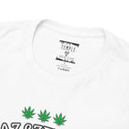 Fokus auf das gewebte Label eines Wahre Liebe T-Shirts, das das unverwechselbare Logo von Temple of Green Elixir sowie wichtige Verbraucherinformationen wie Materialzusammensetzung und Waschanleitung präsentiert.﻿