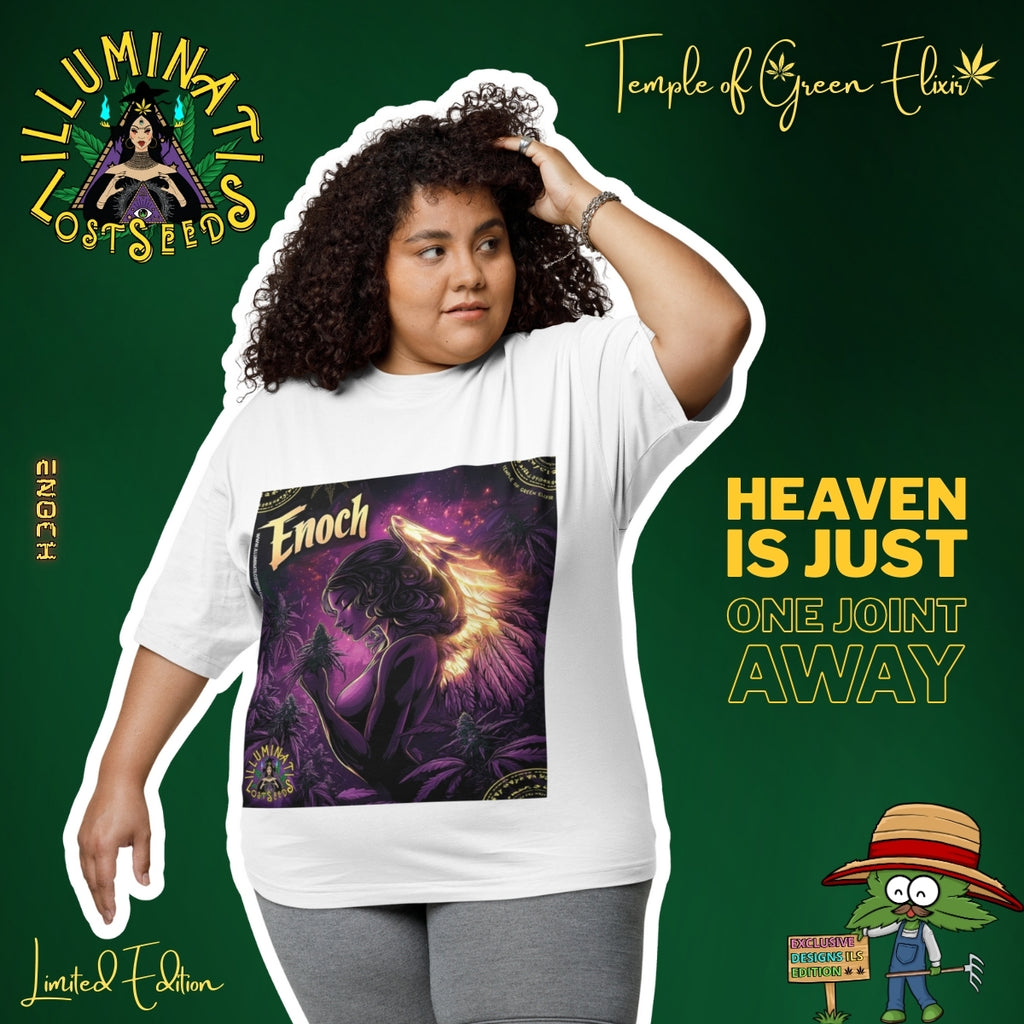 Eine junge Frau mit lockigem Haar und selbstbewusstem Blick posiert in einem weißen Temple of Green Elixir Enoch T-Shirt. Das Shirt trägt den kunstvollen "Enoch"-Druck, der einen Engel in einem Feld aus lila Cannabis-Pflanzen zeigt. Die Werbegrafik für "Temple of Green Elixir" und "Illuminati Lost Seeds" kombiniert das spirituelle Motiv mit dem humorvollen Slogan "HEAVEN IS JUST ONE JOINT AWAY".﻿