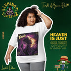 Eine junge Frau mit lockigem Haar und selbstbewusstem Blick posiert in einem weißen Temple of Green Elixir Enoch T-Shirt. Das Shirt trägt den kunstvollen "Enoch"-Druck, der einen Engel in einem Feld aus lila Cannabis-Pflanzen zeigt. Die Werbegrafik für "Temple of Green Elixir" und "Illuminati Lost Seeds" kombiniert das spirituelle Motiv mit dem humorvollen Slogan "HEAVEN IS JUST ONE JOINT AWAY".﻿