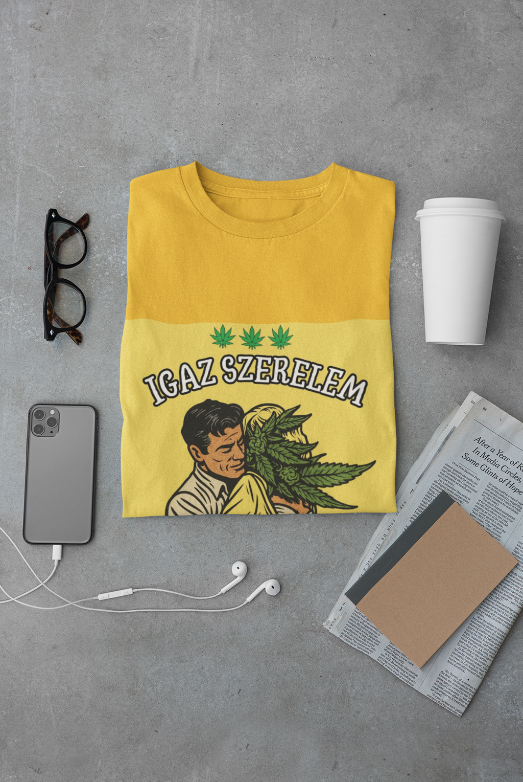  Ein leuchtend gelbes T-Shirt mit dem humorvollen Wahre Liebe-Aufdruck liegt ordentlich gefaltet auf einem grauen Untergrund. Umgeben von Alltagsgegenständen wie einem Smartphone, Kopfhörern, einer Brille und einem Kaffeebecher, symbolisiert das Shirt einen entspannten und stilvollen Start in den Tag. Das satirische Retro-Design sorgt dabei für einen kreativen und aufmerksamkeitsstarken Akzent.﻿