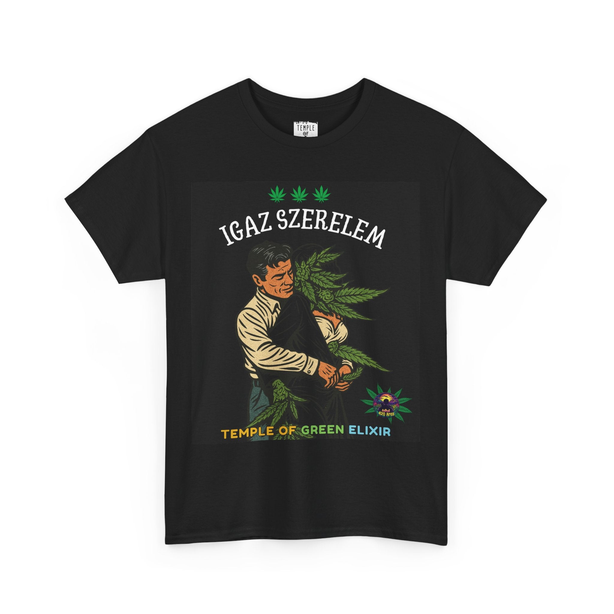 Tiefschwarzes Wahre Liebe T-Shirt mit einem humorvollen Motiv: Ein Mann umarmt eine Frau, deren Kopf eine große Hanfblüte ist, unter dem Titel "Igaz Szerelem" (Wahre Liebe).﻿