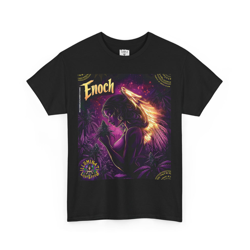 Ein schwarzes Baumwoll Enoch - Illuminati Lost Seeds T-shirt﻿ von Temple of Green Elixir T-Shirt mit einem großen, kunstvollen Aufdruck. Das Design mit dem Titel "Enoch" zeigt einen Engel mit leuchtenden Flügeln, der in einem Feld aus lila Cannabis-Pflanzen steht und eine der Pflanzen andächtig betrachtet. Der Hintergrund ist ein sternenklarer Nachthimmel in Violett- und Orangetönen. Das Shirt ist eine Kollaboration von "Illuminati Lost Seeds" und "Temple of Green Elixir".﻿