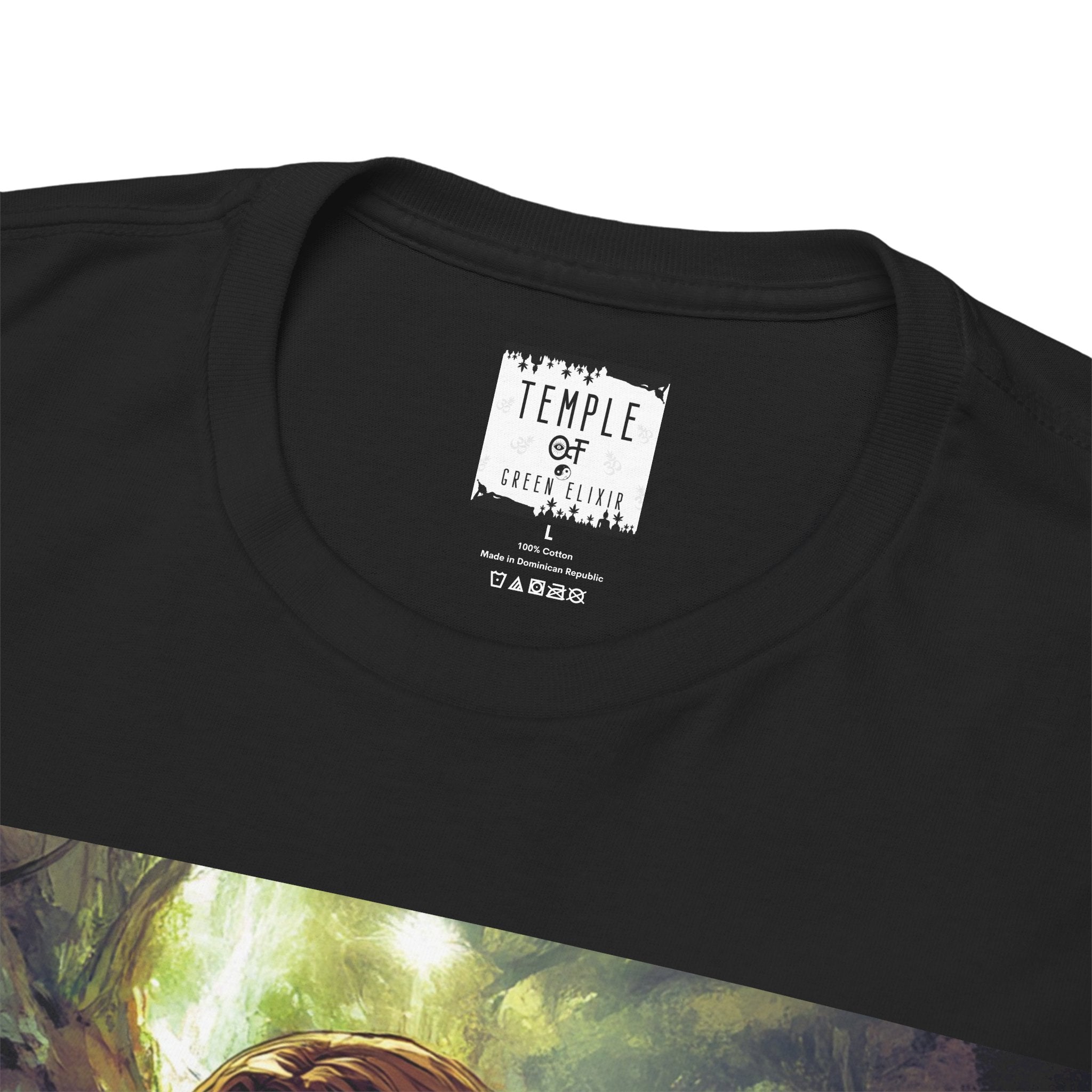 Detailaufnahme des Halsausschnitts eines Temple of Green Elixir Shirts mit der klar lesbaren Labelaufschrift. Modernes Design, klare Linien und höchste Baumwollqualität – Mode mit Bedeutung.