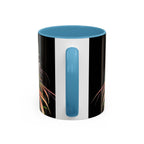 Die Rückseite Der Cannabis Art Tasse von Temple of Green Elixir mit einem leuchtend blauen Henkel und passender blauer Innenseite. Das äußere Design zeigt eine Nahaufnahme einer farbenprächtigen Cannabis-Pflanze auf schwarzem Grund, was einen eleganten Kontrast zum weißen Tassenkörper bildet