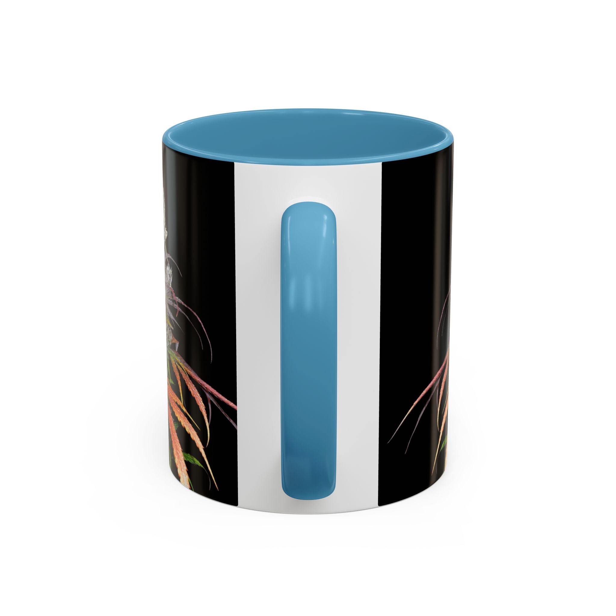 Die Rückseite Der Cannabis Art Tasse von Temple of Green Elixir mit einem leuchtend blauen Henkel und passender blauer Innenseite. Das äußere Design zeigt eine Nahaufnahme einer farbenprächtigen Cannabis-Pflanze auf schwarzem Grund, was einen eleganten Kontrast zum weißen Tassenkörper bildet