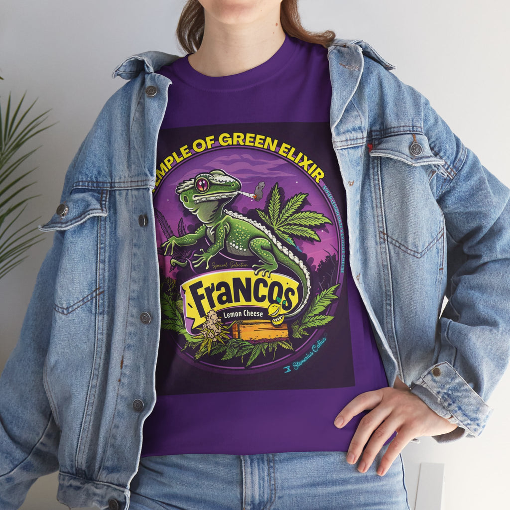 Model trägt Jeans Jacke und Franco’s Lemon Cheese lila T-shirt, Im Zentrum der Illustration steht ein grüner Gecko, der lässig eine Wolke ausatmet, hinter ihn kräftige Cannabisblätter und ein violett-schimmernder Himmel