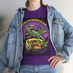 Model trägt Jeans Jacke und Franco’s Lemon Cheese lila T-shirt, Im Zentrum der Illustration steht ein grüner Gecko, der lässig eine Wolke ausatmet, hinter ihn kräftige Cannabisblätter und ein violett-schimmernder Himmel