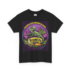 Franco’s Lemon Cheese schwarzes T-shirt,
Im Zentrum der Illustration steht ein grüner Gecko, der lässig eine Wolke ausatmet, hinter ihn kräftige Cannabisblätter und ein violett-schimmernder Himmel