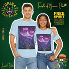 Junges Paar umarmt sich, der Mann steht links, die Frau rechts, beide tragen hellblaue Free Tibet T-Shirts. AUf dem T-shirt Landschaft mit schneebedecktem Berg und traditionellen tibetischen Gebäuden, umgeben von großen grünen Cannabis-Pflanzen, vor violettem Himmel. Oben steht der Schriftzug ‚Free Tibet‘, unten das Illuminati Lost Seeds Logo.