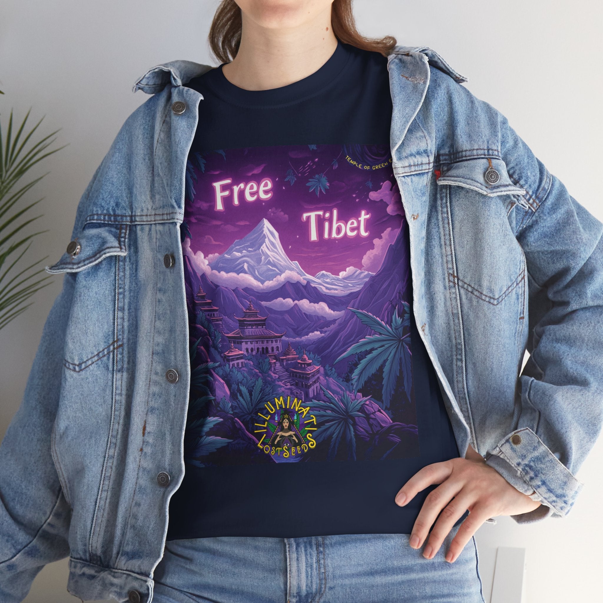 Model trägt Jeansjacke und Free Tibet lila T-shirt mit Motiv:
Landschaft mit schneebedecktem Berg und traditionellen tibetischen Gebäuden, umgeben von großen grünen Cannabis-Pflanzen, vor violettem Himmel. Oben steht der Schriftzug ‚Free Tibet‘, unten das Illuminati Lost Seeds Logo.