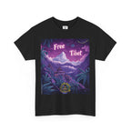 Free Tibet schwarzes T-shirt, Landschaft mit schneebedecktem Berg und traditionellen tibetischen Gebäuden, umgeben von großen grünen Pflanzen, vor violettem Himmel. Oben steht der Schriftzug ‚Free Tibet‘, unten das Illuminati Lost Seeds Logo.
