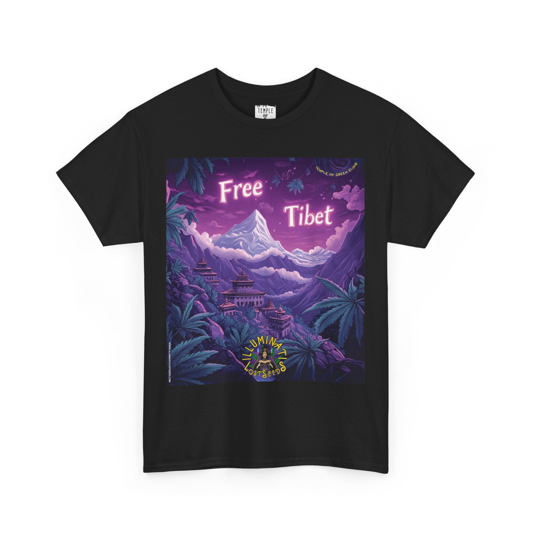 Free Tibet schwarzes T-shirt, Landschaft mit schneebedecktem Berg und traditionellen tibetischen Gebäuden, umgeben von großen grünen Pflanzen, vor violettem Himmel. Oben steht der Schriftzug ‚Free Tibet‘, unten das Illuminati Lost Seeds Logo.