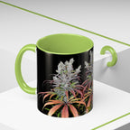 Eine moderne, zweifarbige Cannabis Art Tasse von Temple of Green Elixir, die auf einem geometrischen, weißen Podest präsentiert wird. Die Tasse hat einen leuchtend lindgrünen Henkel und eine passende Innenseite, die einen frischen Kontrast zum schwarzen Außendruck bilden. Das umlaufende Motiv zeigt eine fotorealistische Darstellung einer reifen Cannabis-Pflanze mit farbenprächtigen Blättern.﻿