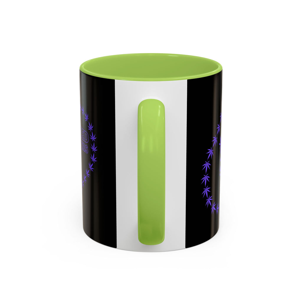 Zweifarbige Soul sucker Tasse, Temple of Green Elixir, bei der der auffällige grüne Henkel und die grüne Innenseite einen frischen, natürlichen Akzent setzen. Das umlaufende Design ist auf beiden Seiten der Tasse sichtbar und zeigt hier die Rückseite des Weed Lovers / Soul Suckler Motiv