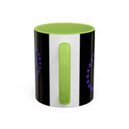 Zweifarbige Soul sucker Tasse, Temple of Green Elixir, bei der der auffällige grüne Henkel und die grüne Innenseite einen frischen, natürlichen Akzent setzen. Das umlaufende Design ist auf beiden Seiten der Tasse sichtbar und zeigt hier die Rückseite des Weed Lovers / Soul Suckler Motiv