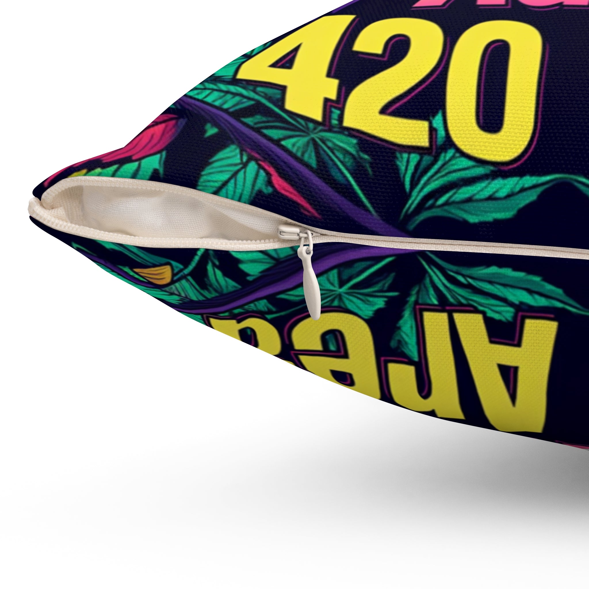 ADHD420 AREA Kissen - Temple of Green Elixir Makroaufnahme des Kissenrands, die den unauffälligen, aber robusten Reißverschluss zeigt. Die nahtlose Integration des Verschlusses bewahrt das durchgehende, lebendige Design des retrofuturistischen Motivs.﻿