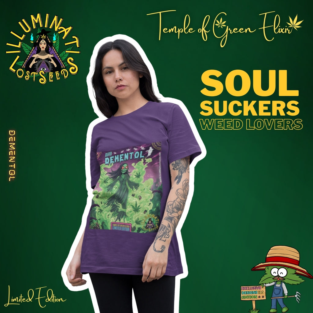 Eine Frau mit einem intensiven Blick und Tattoos am Arm präsentiert das lila Dementhol T-Shirt. Ihr selbstsicherer Ausdruck passt perfekt zum provokanten Slogan "Soul Suckers Weed Lovers". Diese limitierte Edition von "Temple of Green Elixir" und "Illuminati Lost Seeds" ist eine Hommage an die dunkle, humorvolle Seite der Cannabis-Kultur und ideal für alle, die keine Angst haben, aufzufallen.﻿