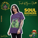 Eine Frau mit einem intensiven Blick und Tattoos am Arm präsentiert das lila Dementhol T-Shirt. Ihr selbstsicherer Ausdruck passt perfekt zum provokanten Slogan "Soul Suckers Weed Lovers". Diese limitierte Edition von "Temple of Green Elixir" und "Illuminati Lost Seeds" ist eine Hommage an die dunkle, humorvolle Seite der Cannabis-Kultur und ideal für alle, die keine Angst haben, aufzufallen.﻿