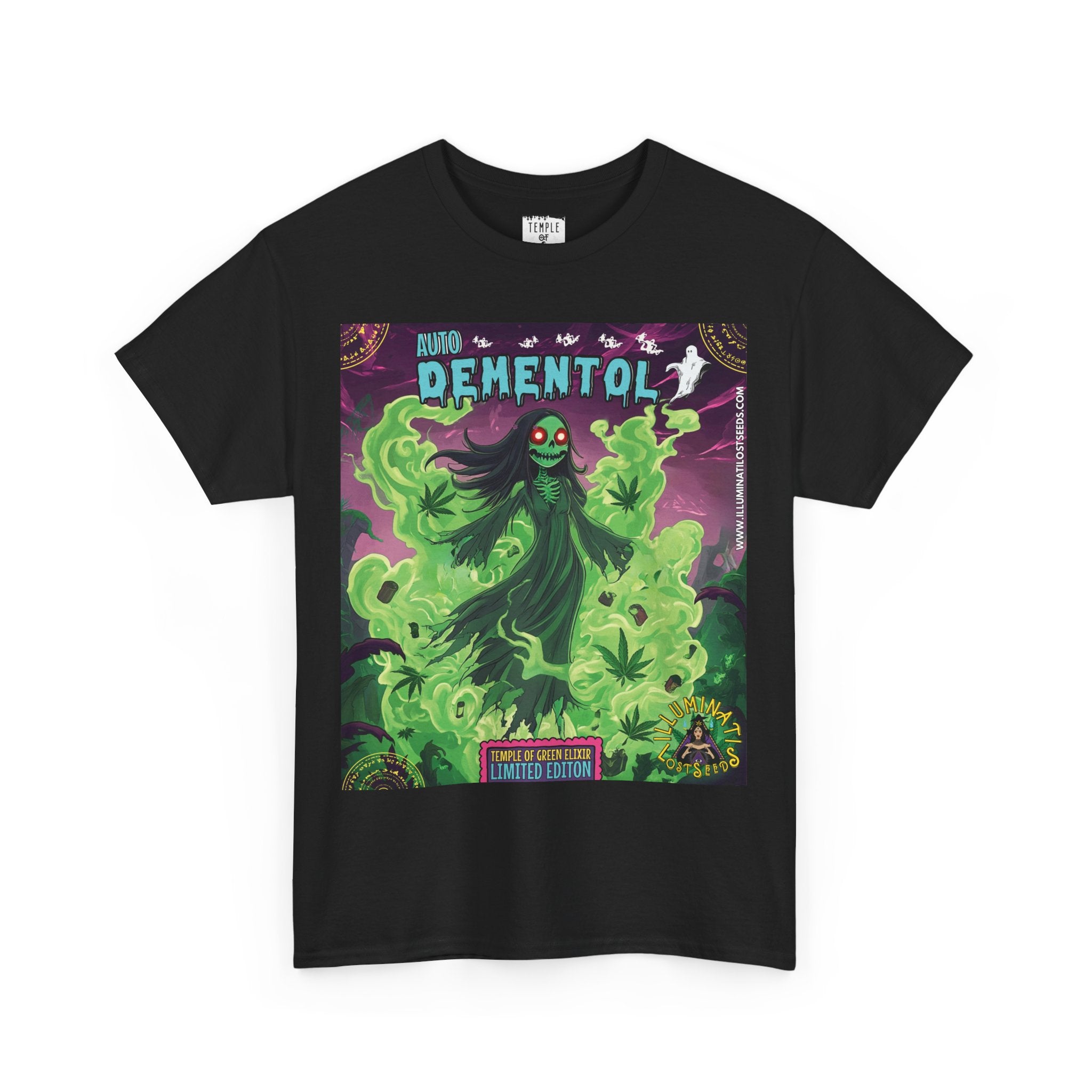 Ein schwarzes T-Shirt mit einem schaurig-schönen Aufdruck. Das Dementhol Design zeigt eine geisterhafte Gestalt, die aus einer grünen Cannabis-Nebelwolke aufsteigt. Mit seinen leuchtend roten Augen und dem knochigen Lächeln ist dieses Shirt eine Hommage an die dunklere Seite der Magie und perfekt für alle, die das Morbide und das Mysteriöse lieben. Eine exklusive, limitierte Auflage von "Temple of Green Elixir" und "Illuminati Lost Seeds".﻿
