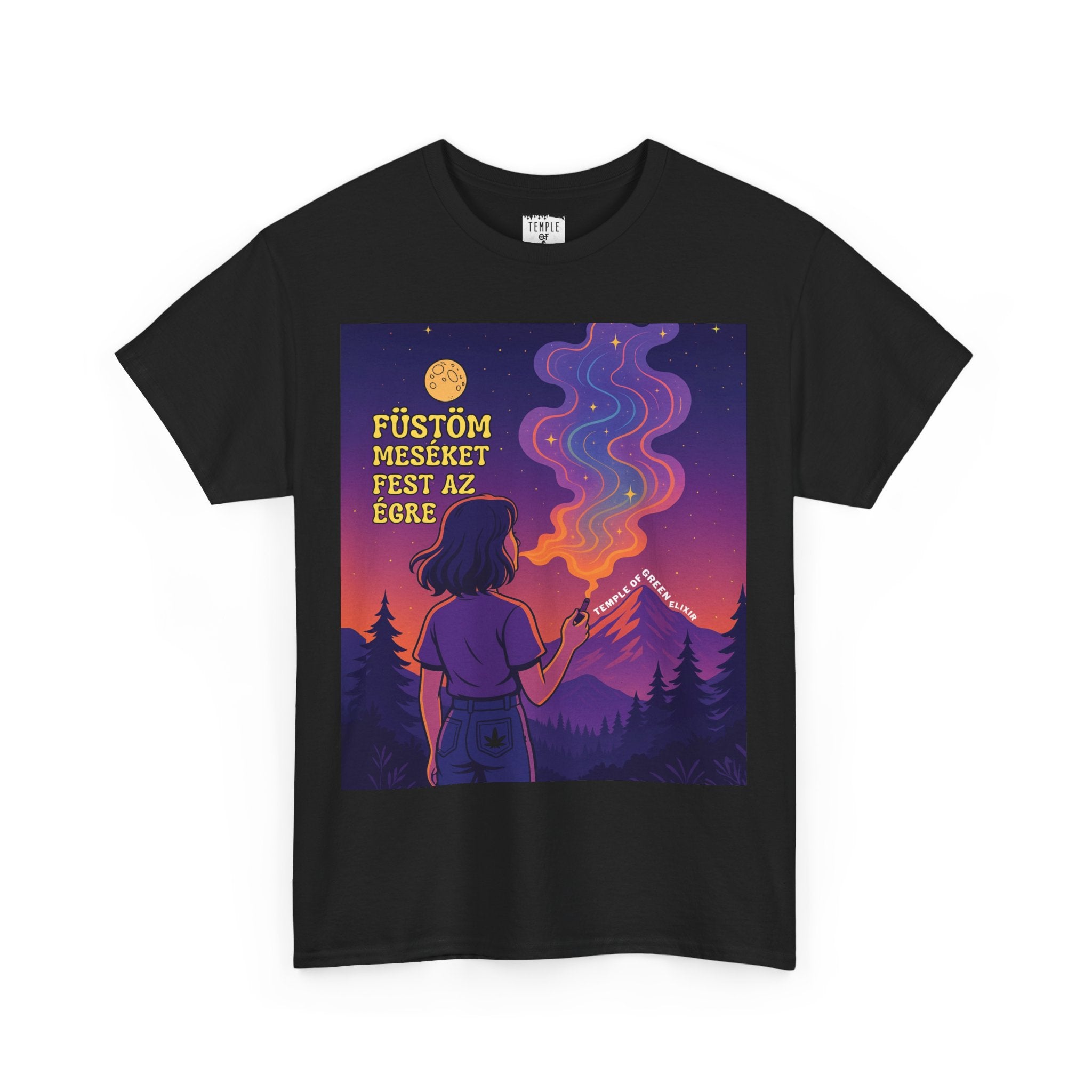 schwarze Tshirt von Temple of Green Elixir mit Muster Frau steht mit Rücken raucht ein Joint, in der Himtergrund Tannenwald und Berge mit Vollmond.
Ein Text sagt mein Rauchen zeichnet Märchen an die Himmel. 