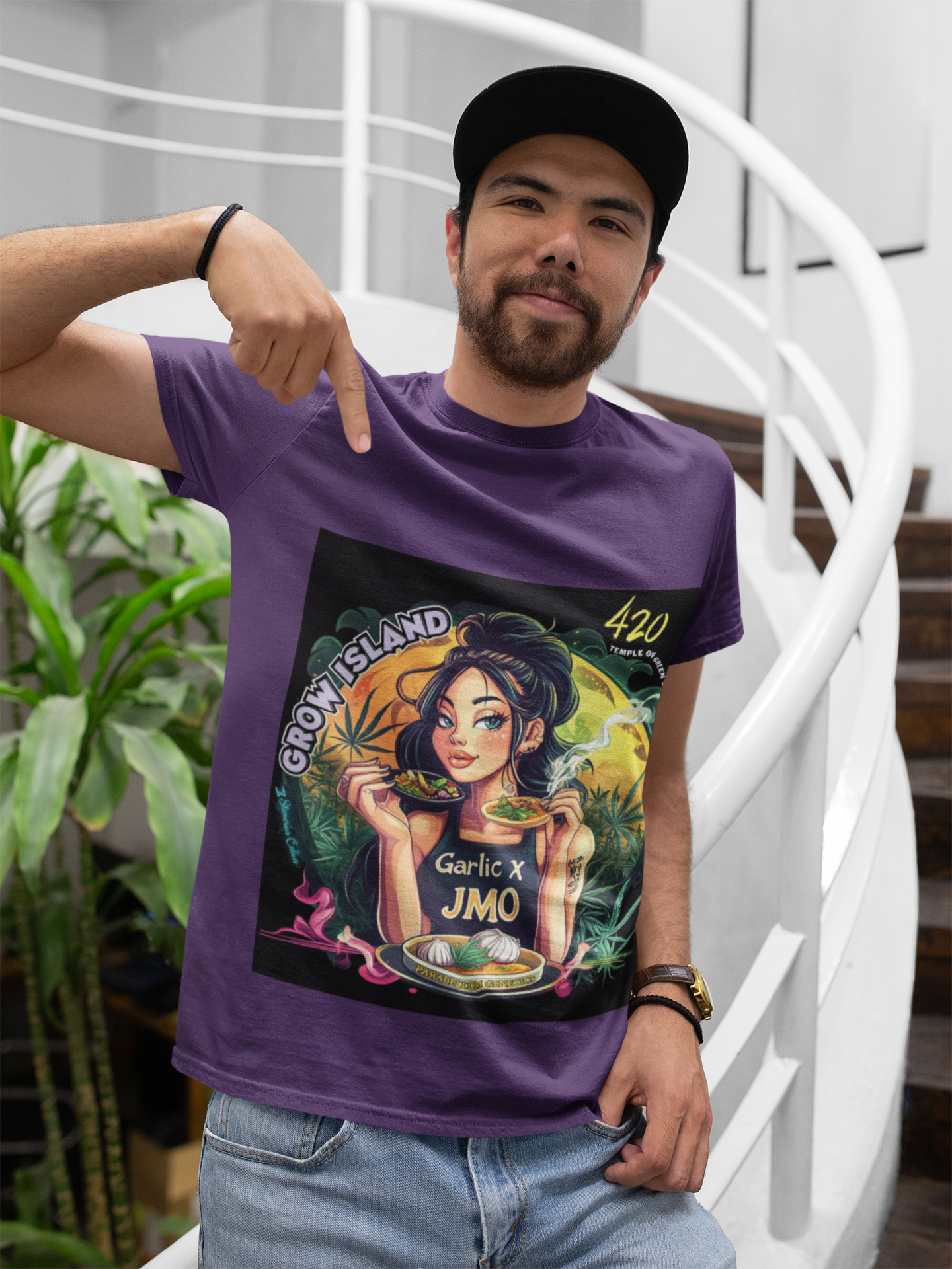 Ein bärtiger Typ mit Snapback zeigt auf sein lila Garlic & JMO T-Shirt, unten an der Treppe. Auf dem T-shirt goldener Sonnenuntergang, in dem eine selbstbewusste Frau zwei Schalen voller frischer, aromatischer Köstlichkeiten in den Händen hält – eine Verschmelzung von Cannabis und Kochkunst. Vor ihr dampft eine besondere Suppe, garniert mit duftendem Knoblauch und einem Cannabisblatt.