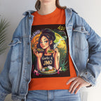 Model steht im Jeans Jacke und Garlic & JMO oranges T-shirt mit goldener Sonnenuntergang, in dem eine selbstbewusste Frau zwei Schalen voller frischer, aromatischer Köstlichkeiten in den Händen hält – eine Verschmelzung von Cannabis und Kochkunst. Vor ihr dampft eine besondere Suppe, garniert mit duftendem Knoblauch und einem Cannabisblatt.