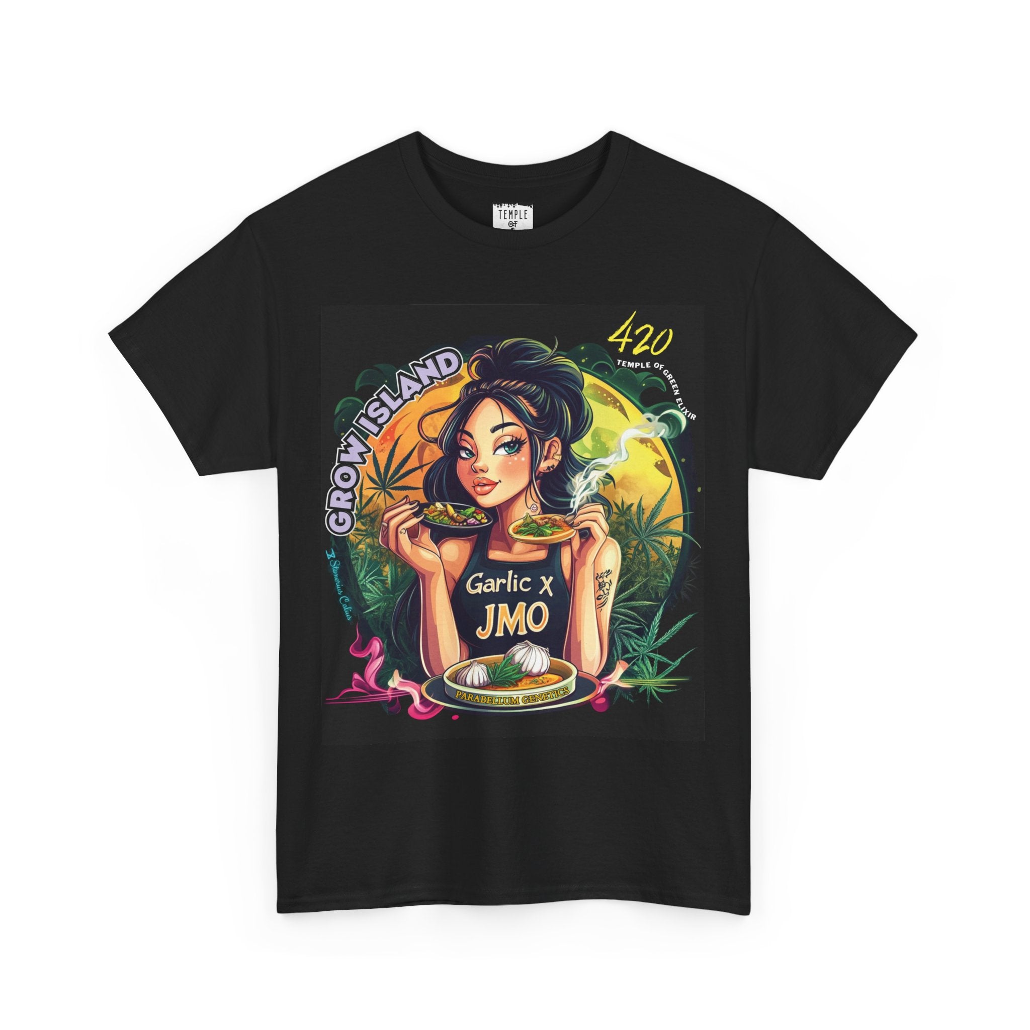 Garlic & JMO T-shirt schwarz mit goldener Sonnenuntergang, in dem eine selbstbewusste Frau zwei Schalen voller frischer, aromatischer Köstlichkeiten in den Händen hält – eine Verschmelzung von Cannabis und Kochkunst. Vor ihr dampft eine besondere Suppe, garniert mit duftendem Knoblauch und einem Cannabisblatt.