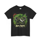 Gary Payton & Jealousy T-shirt schwarz mit  Zwei mächtige, grün beschuppte Schlangen winden sich umeinander, in ihren Augen funkeln uralte Weisheit und spielerische Herausforderung.  Im Hintergrund rahmen üppige Cannabisblätter die Szene ein und verleihen der Komposition Stärke, Tiefe und eine dunkle Eleganz. 