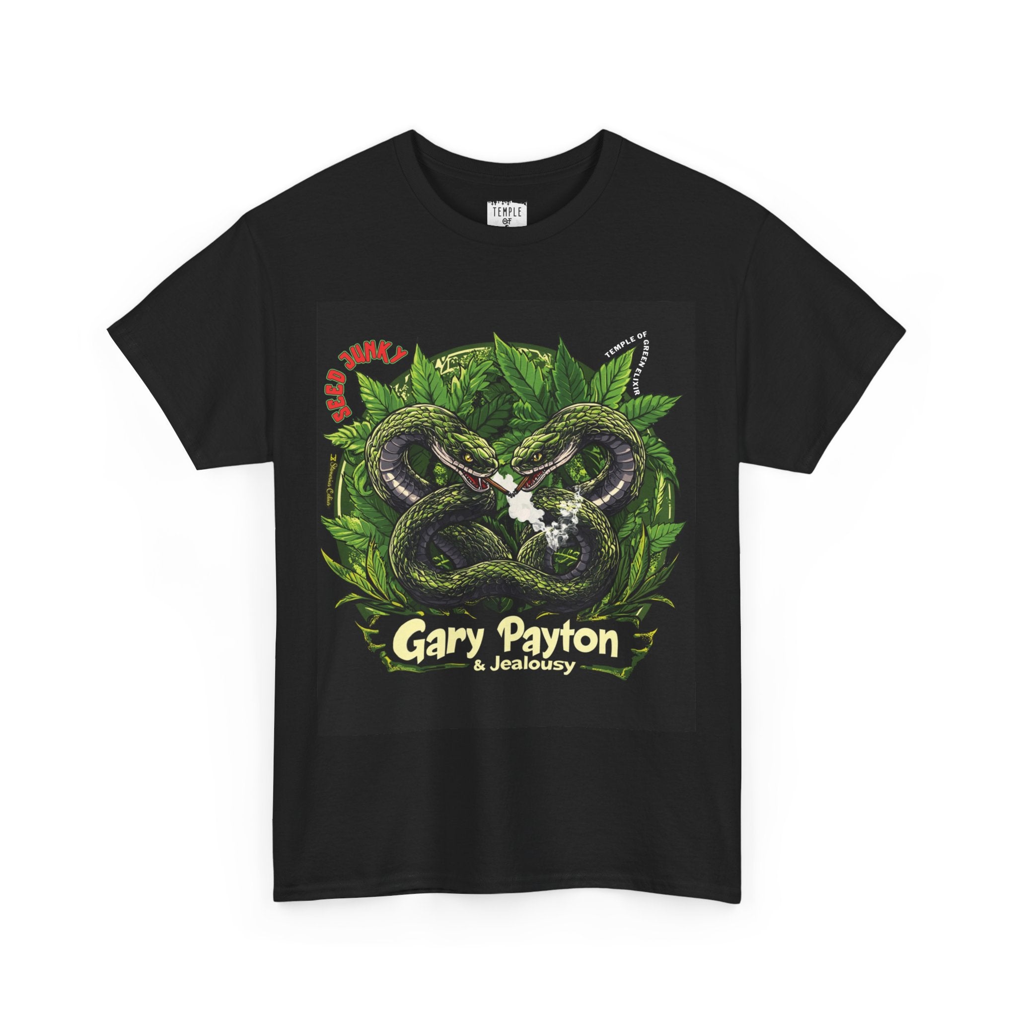Gary Payton & Jealousy T-shirt schwarz mit  Zwei mächtige, grün beschuppte Schlangen winden sich umeinander, in ihren Augen funkeln uralte Weisheit und spielerische Herausforderung.  Im Hintergrund rahmen üppige Cannabisblätter die Szene ein und verleihen der Komposition Stärke, Tiefe und eine dunkle Eleganz. 