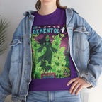  Ein Model in Jeansjacke präsentiert das lila Dementhol T-Shirt von Temple of Green Elixir. Der lässige Street-Style bildet einen spannenden Kontrast zum gruseligen, cartoonartigen Design des Shirts, das eine geisterhafte Gestalt in einer Wolke aus Cannabis-Rauch zeigt. Diese limitierte Edition von "Temple of Green Elixir" und "Illuminati Lost Seeds" ist ideal für alle, die ihren dunklen Humor und ihre Vorliebe für das Makabre modisch zum Ausdruck bringen wollen.﻿