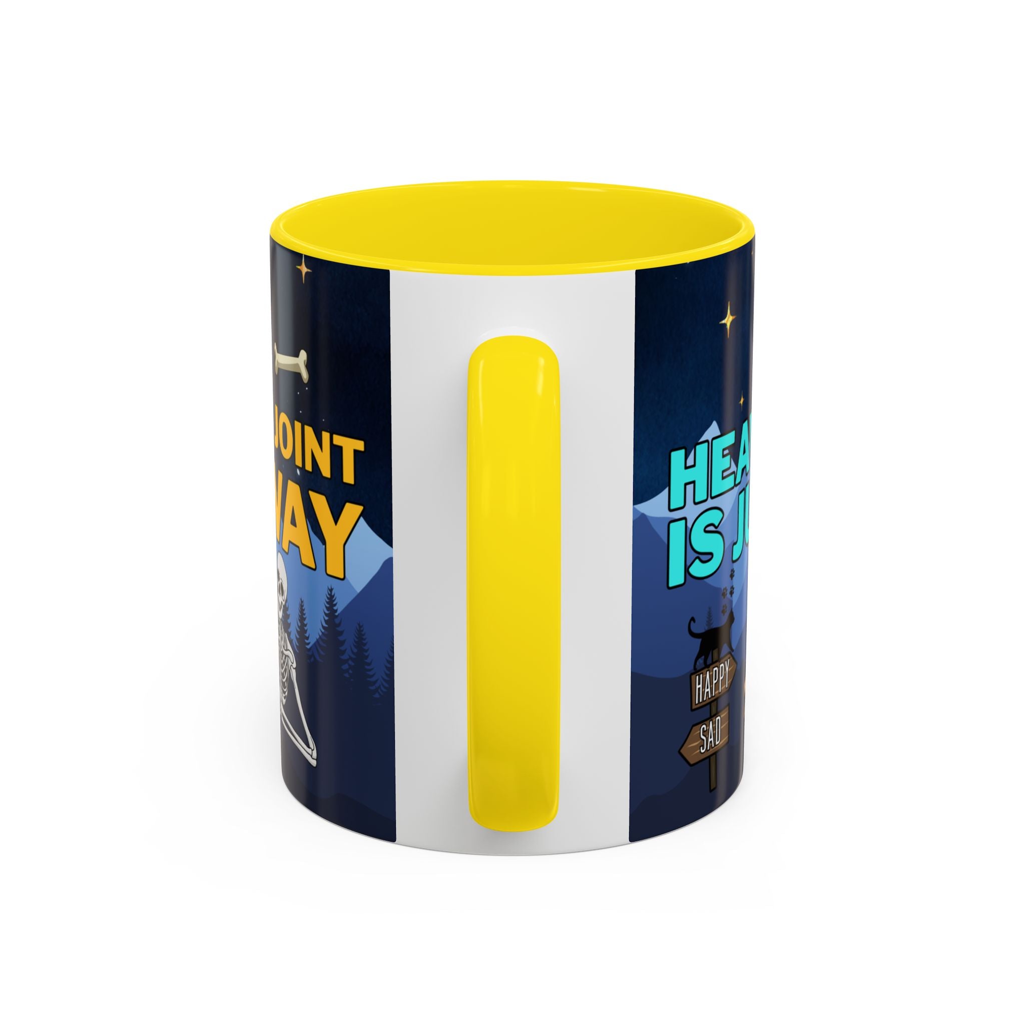 Die Rückseite einer  „Heaven is just one joint away“ Tasse, Temple of Green Elixir mit einem leuchtend gelben Henkel und passender gelber Innenseite. Das äußere Design ist aufgeteilt und zeigt auf der einen Seite den Slogan "ONE JOINT AWAY" und auf der anderen Seite "HEAVEN IS JUST", was einen durchgehenden, humorvollen Cartoon-Druck ergibt.﻿