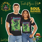 Ein Paar zeigt seine dunkle Seite mit dem  Dementhol T-Shirt im Partnerlook. Ihre selbstbewusste Haltung und das provokante Motto "Soul Suckers Weed Lovers" machen dieses Set zum perfekten Outfit für Paare, die ihren unkonventionellen Stil gemeinsam zelebrieren. Diese limitierte Edition von "Temple of Green Elixir" und "Illuminati Lost Seeds" ist ein Muss für alle, die es lieben, gemeinsam aufzufallen
