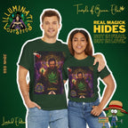  Ein Paar im Partnerlook, vereint durch das mystische John Dee T-Shirt in Waldgrün. Ihre lächelnde und verbundene Haltung unterstreicht die Botschaft der Kampagne: "Real Magick Hides Not in Fear, But in Love." Diese limitierte Auflage von "Temple of Green Elixir" und "Illuminati Lost Seeds" ist das perfekte Statement für Paare, die ihre gemeinsame Leidenschaft für Kunst und Spiritualität zum Ausdruck bringen wollen