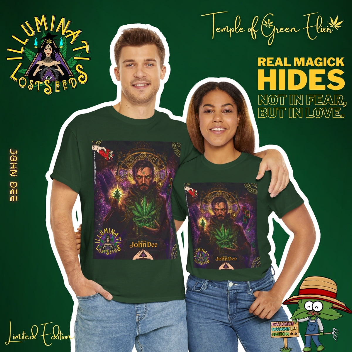  Ein Paar im Partnerlook, vereint durch das mystische John Dee T-Shirt in Waldgrün. Ihre lächelnde und verbundene Haltung unterstreicht die Botschaft der Kampagne: "Real Magick Hides Not in Fear, But in Love." Diese limitierte Auflage von "Temple of Green Elixir" und "Illuminati Lost Seeds" ist das perfekte Statement für Paare, die ihre gemeinsame Leidenschaft für Kunst und Spiritualität zum Ausdruck bringen wollen
