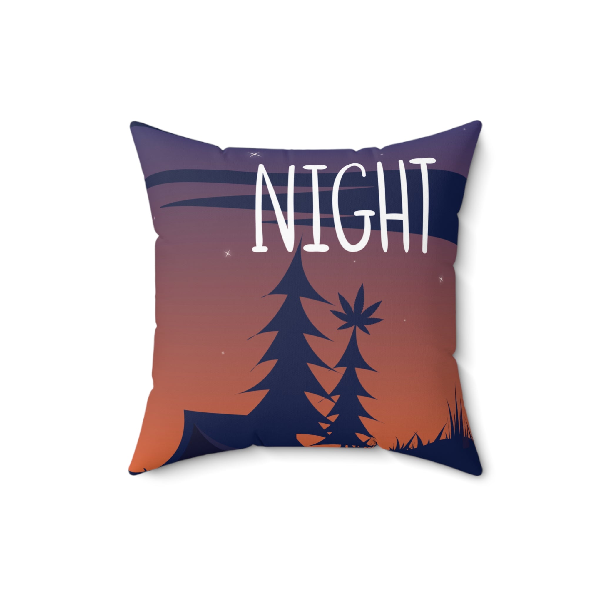 Quadratisches Zierkissen mit einem künstlerischen Druck einer Waldlandschaft bei Dämmerung. Das Design kombiniert die Silhouetten von Nadelbäumen und einem Hanfblatt mit einem "Night"-Schriftzug und einem Zelt.﻿