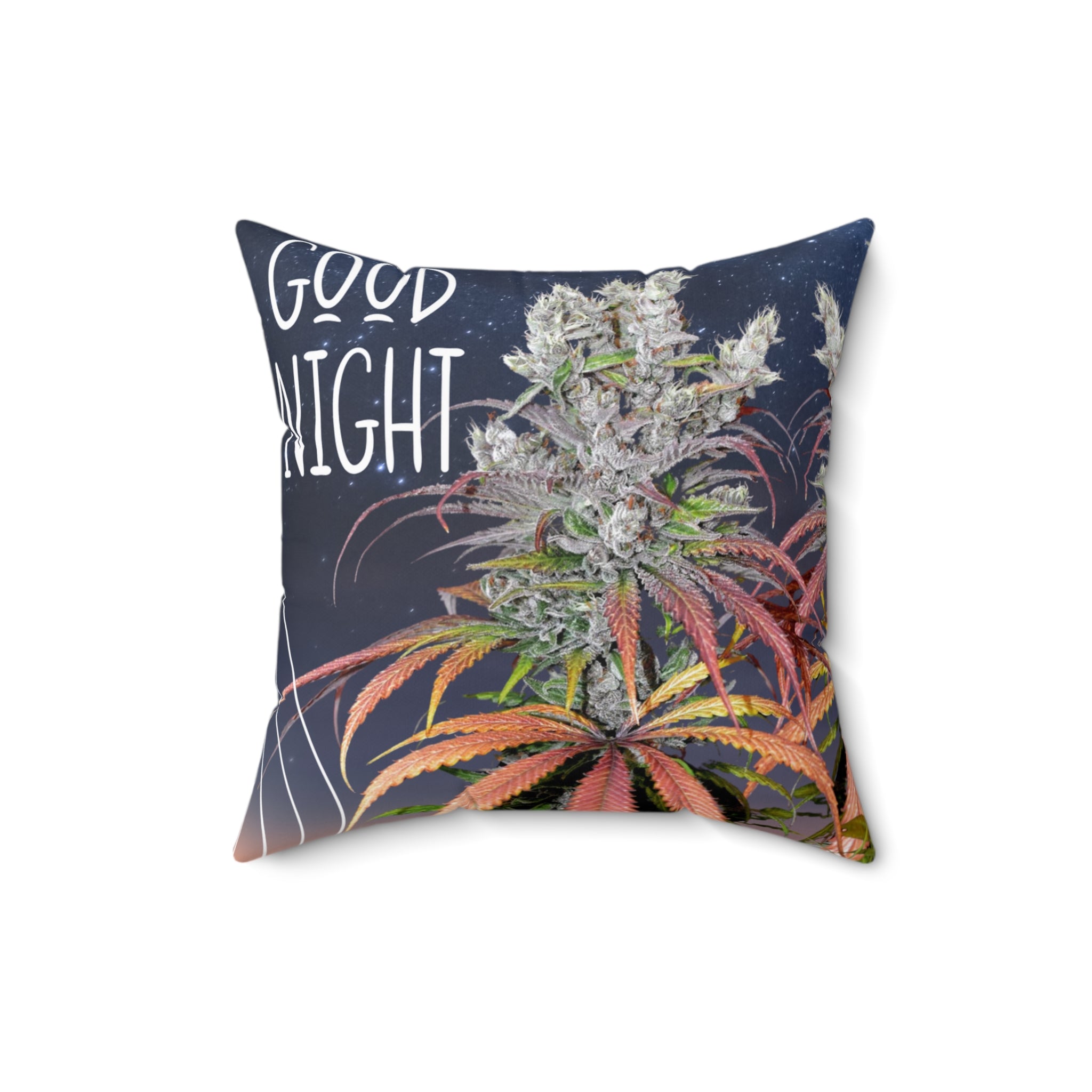 Ein quadratisches Good Night Cannabis Dekorkissen - Temple of Green Elixir mit einem stimmungsvollen Design. Vor einem dunklen Nachthimmel mit Sternen prangt eine große, fotorealistische Cannabis-Pflanze mit rötlichen Blättern und kristallinen Blüten. Links oben steht der weiße Schriftzug "Good Night" in einer verspielten, handschriftlichen Art.