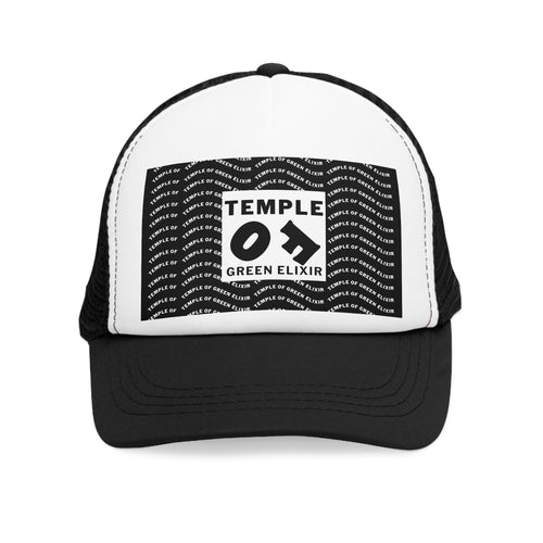Ein klassisches Trucker-Cap in Schwarz und Weiß mit einem auffälligen, Temple of Green Elixir grafischen Design. Die weiße Schaumstoff-Vorderseite ist mit einem hypnotischen, sich wiederholenden Muster des "Temple of Green Elixir"-Schriftzugs bedruckt, über dem das plakative Hauptlogo der Marke prangt.