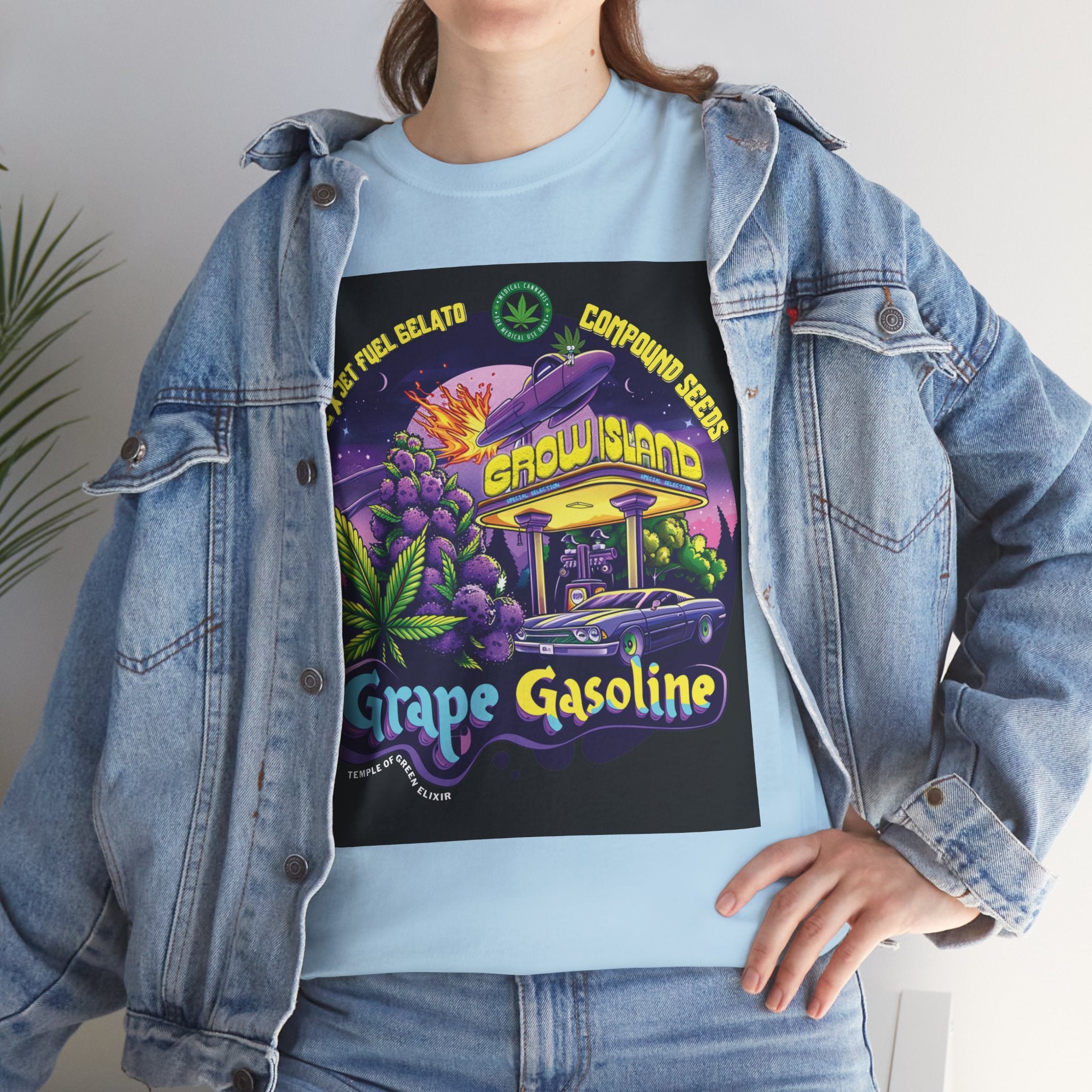 Model steht im Jeans Jacke und Grape Gasoline hellblaues T-shirt. das Design ist einer neonbeleuchteten Nacht, in der lilafarbene Trauben und Cannabisblätter neben einer Retro-Tankstelle erstrahlen. Im Hintergrund rast ein Raumschiff über den Himmel, als würde es mit interstellarer Geschwindigkeit zum nächsten Stopp fliegen. 
