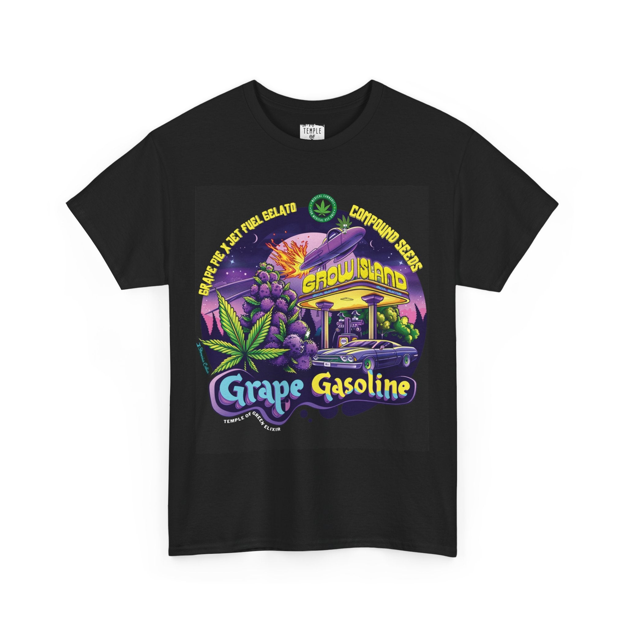 Grape Gasoline T-shirt schwarz, das Design ist einer neonbeleuchteten Nacht, in der lilafarbene Trauben und Cannabisblätter neben einer Retro-Tankstelle erstrahlen. Im Hintergrund rast ein Raumschiff über den Himmel, als würde es mit interstellarer Geschwindigkeit zum nächsten Stopp fliegen.
