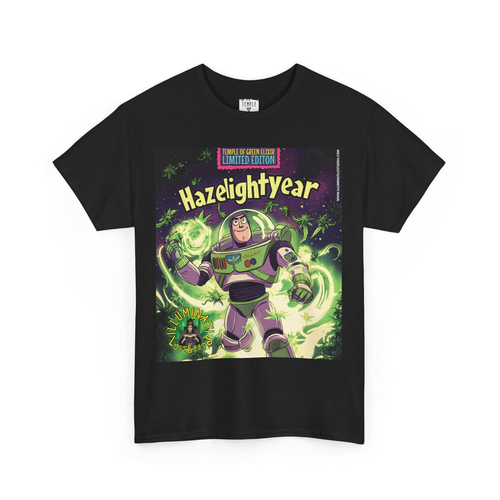 Ein schwarzes Baumwoll Hazelightyear - Illuminati Lost Seeds T-shirt﻿ von Temple of Green Elixir mit einem großen, farbenfrohen Aufdruck. Das Design ist eine Parodie auf einen bekannten Weltraum-Helden, der hier "Hazelightyear" genannt wird. Die Figur fliegt durch ein Universum aus Cannabis-Blättern, umgeben von grünen, wirbelnden Energie-Effekten. Das Shirt ist als "Limited Edition" von "Temple of Green Elixir" und "Illuminati Lost Seeds" gekennzeichnet.﻿