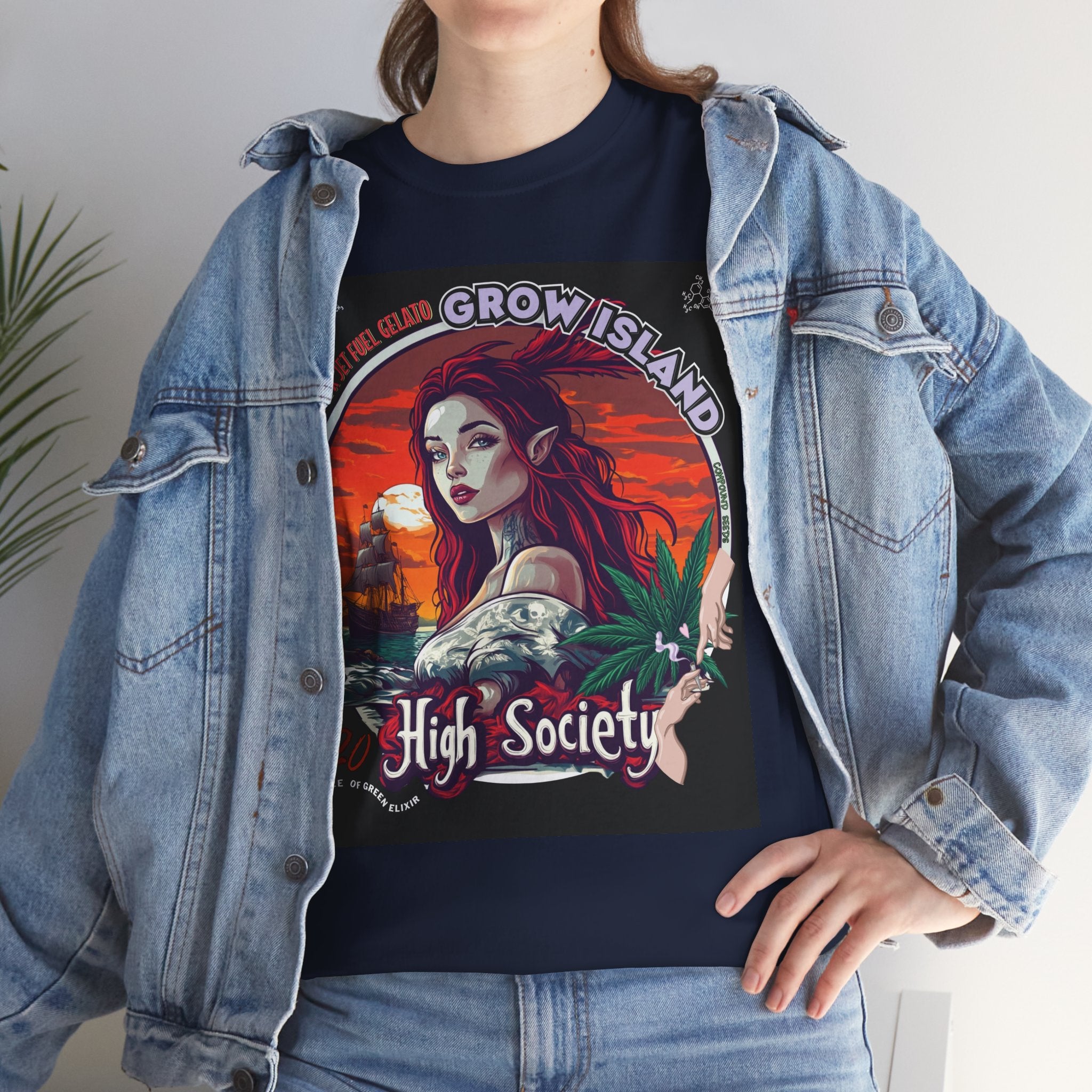 Model steht im Jeans Jacke und dunkelblaues High Society T-shirt mit dem Design: Am Horizont, in den Rot- und Orangetönen des Sonnenuntergangs, nähert sich ein altes Segelschiff, während am Ufer eine Meeres-Sirene mit langem, feuerrotem Haar und spitzen Ohren steht – in ihrem Blick liegen alle Geheimnisse des Meeres. Neben ihrem Arm symbolisieren Cannabisblätter und feiner Rauch die Genüsse des Lebens und das Gefühl, zu den oberen Kreisen zu gehören. 