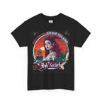 High Society T-shirt schwarz. Design: Am Horizont, in den Rot- und Orangetönen des Sonnenuntergangs, nähert sich ein altes Segelschiff, während am Ufer eine Meeres-Sirene mit langem, feuerrotem Haar und spitzen Ohren steht – in ihrem Blick liegen alle Geheimnisse des Meeres. Neben ihrem Arm symbolisieren Cannabisblätter und feiner Rauch die Genüsse des Lebens und das Gefühl, zu den oberen Kreisen zu gehören. 