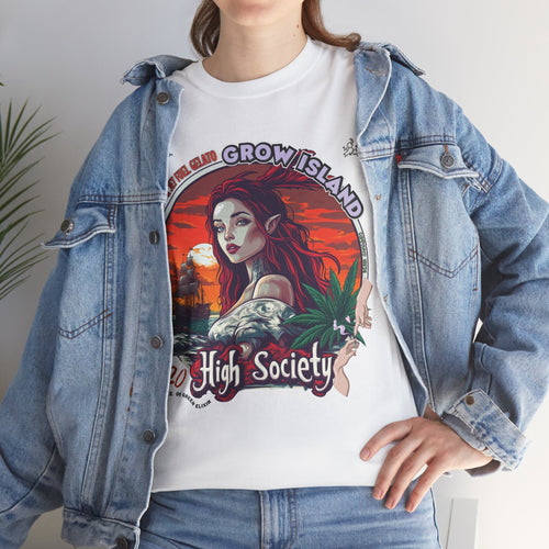 Model steht im Jeans Jacke und High Society weisses T-shirt mit dem Muster:
Am Horizont, in den Rot- und Orangetönen des Sonnenuntergangs, nähert sich ein altes Segelschiff, während am Ufer eine Meeres-Sirene mit langem, feuerrotem Haar und spitzen Ohren steht – in ihrem Blick liegen alle Geheimnisse des Meeres. Neben ihrem Arm symbolisieren Cannabisblätter und feiner Rauch die Genüsse des Lebens und das Gefühl, zu den oberen Kreisen zu gehören. 